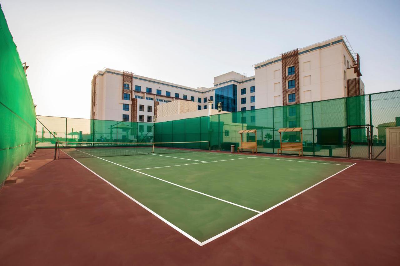 Four Points By Sheraton Al Aïn Extérieur photo Tennis court