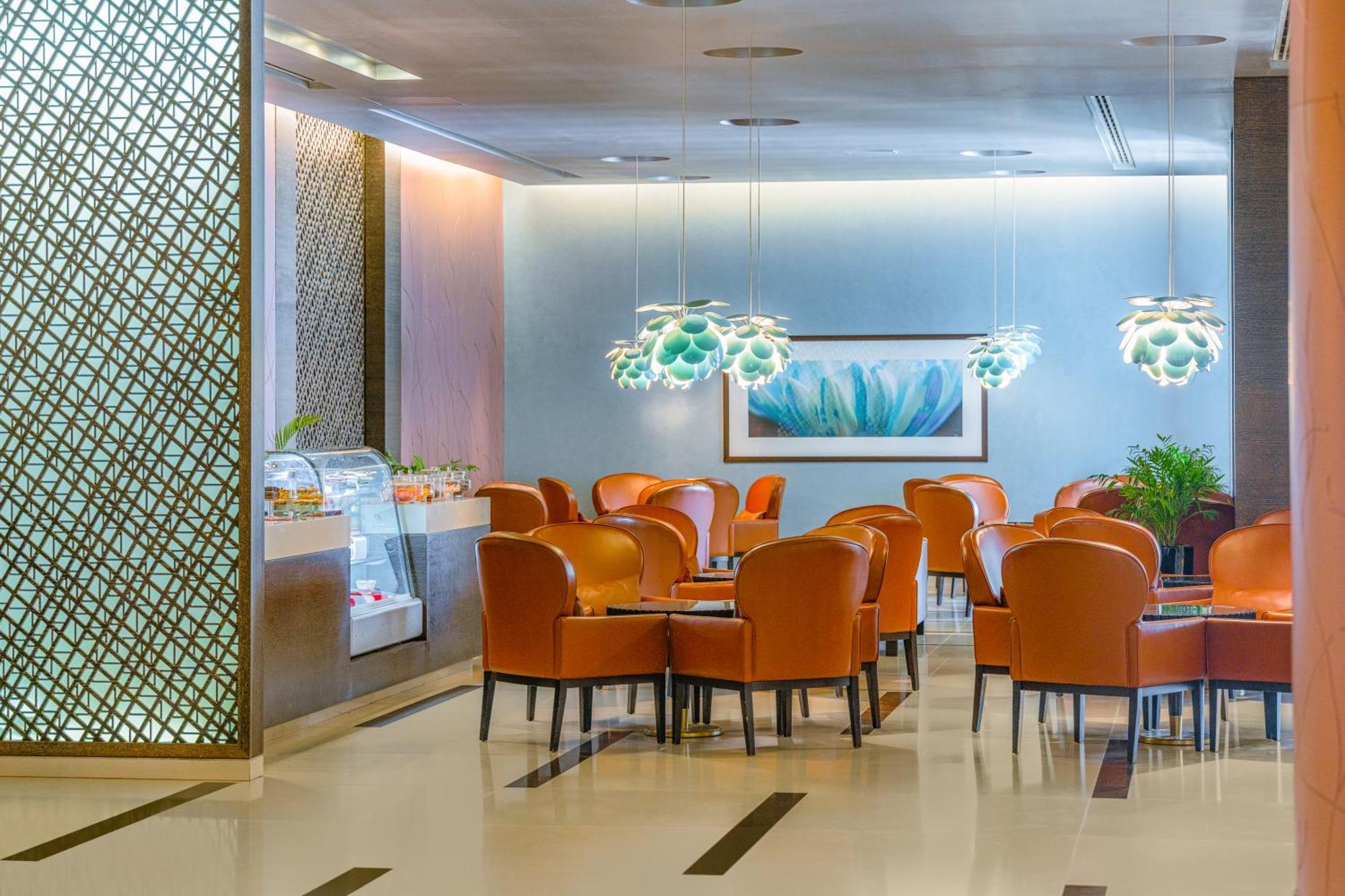 Four Points By Sheraton Al Aïn Extérieur photo The lounge at the airport