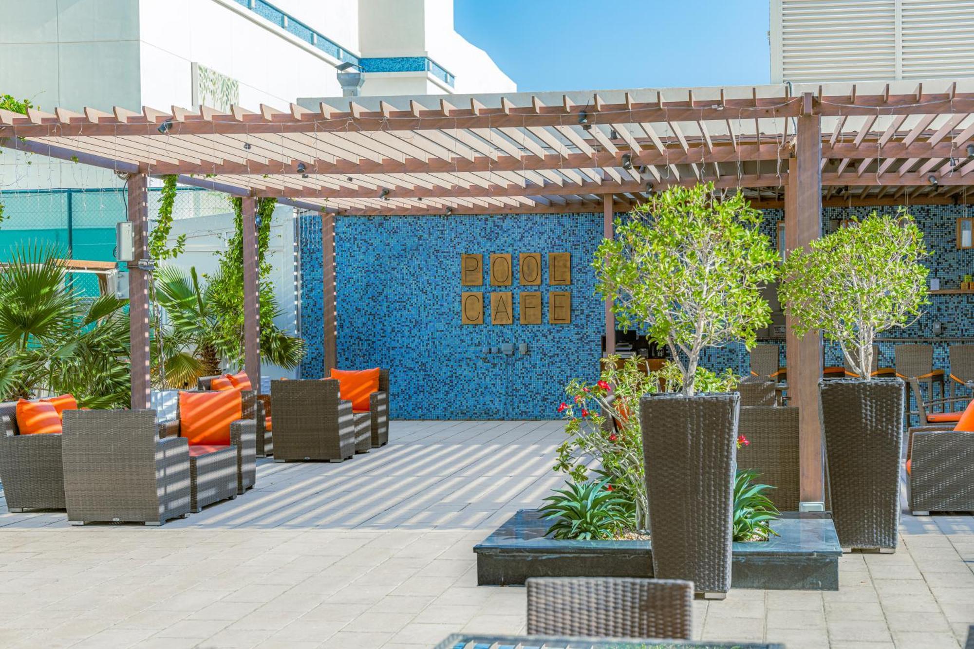 Four Points By Sheraton Al Aïn Extérieur photo The rooftop pool at the hotel