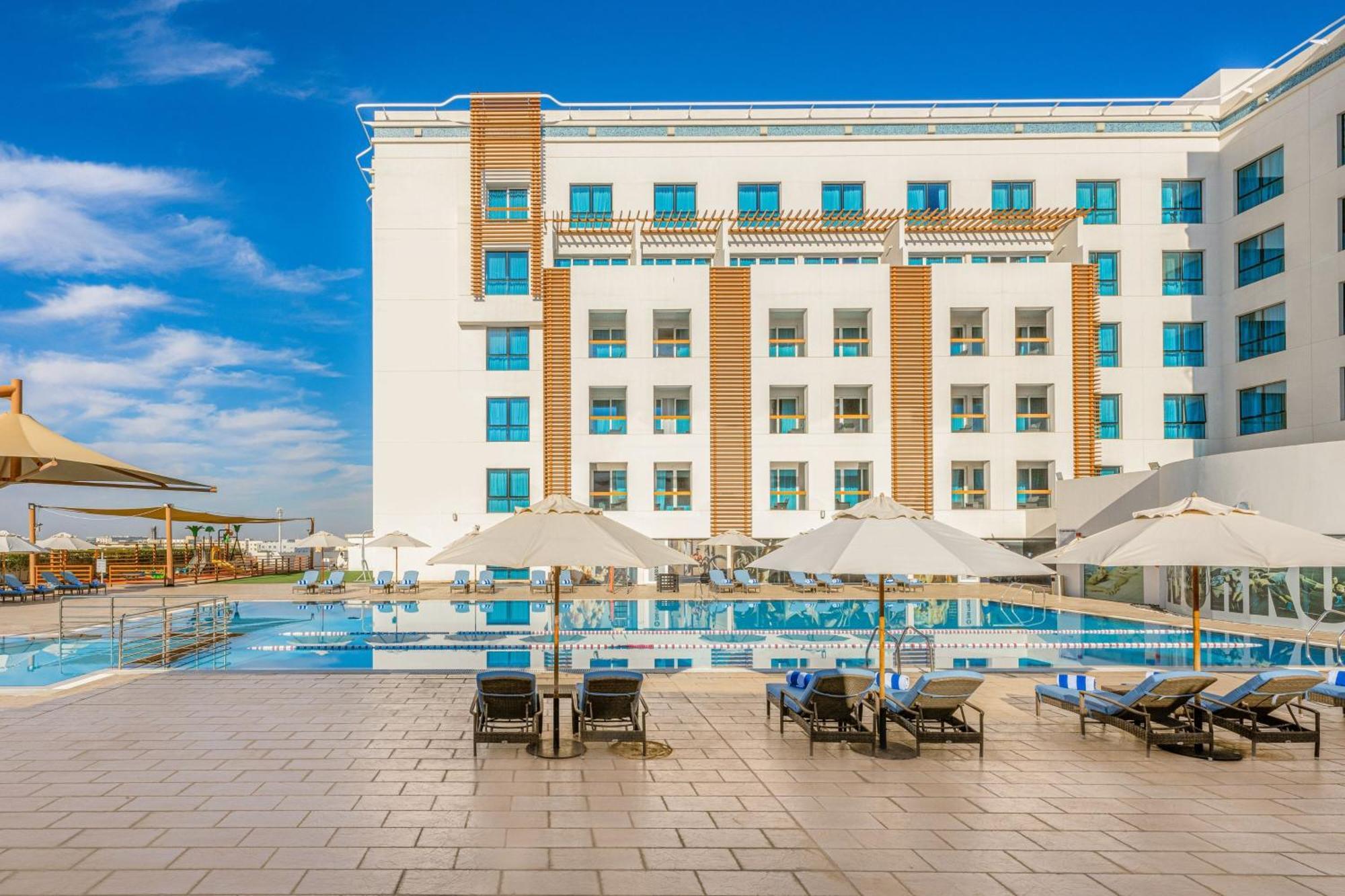 Four Points By Sheraton Al Aïn Extérieur photo The hotel's pool